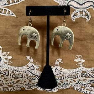 🐘 Adorable Matte Gold Elephant Earrings 🐘